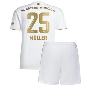 Bayern Munich Thomas Muller #25 babykläder Bortatröja barn 2022-23 Korta ärmar (+ Korta byxor)